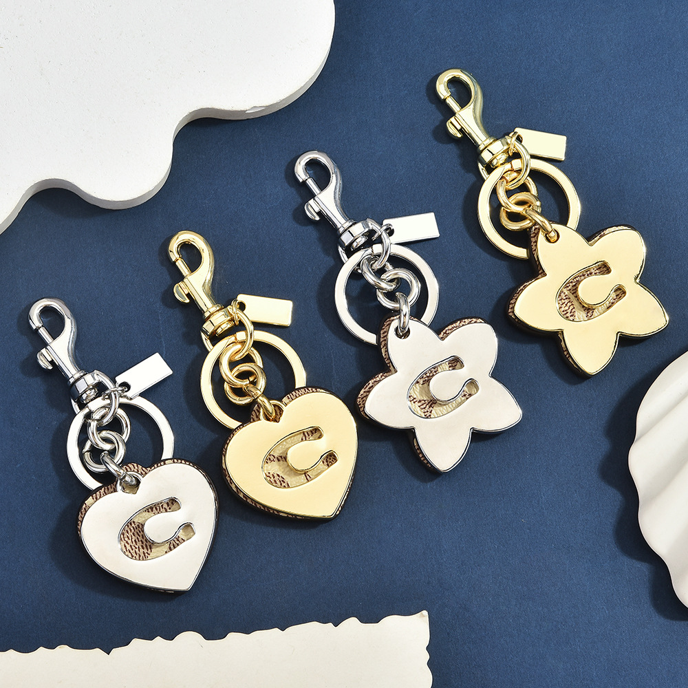 تعليقة حقيبة جلدية بتصميم مونو - مراجعة Monogram Keychain Leather وسعره